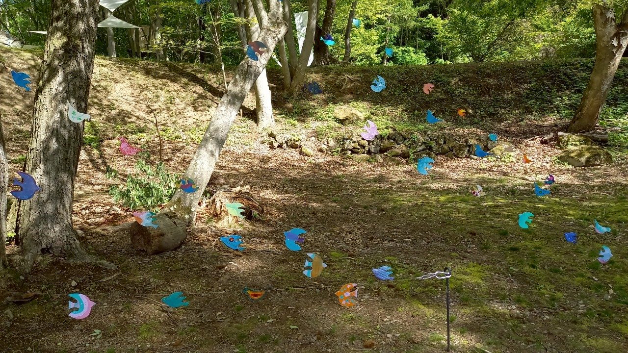森に飾られた鳥のオーナメント