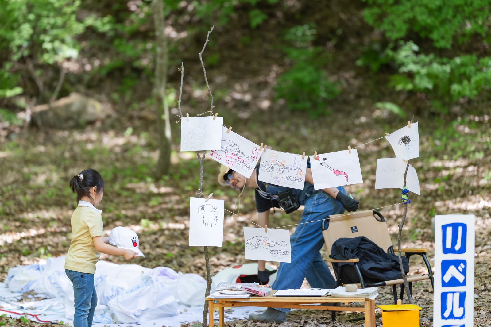 子どもたちがアート作品を干している