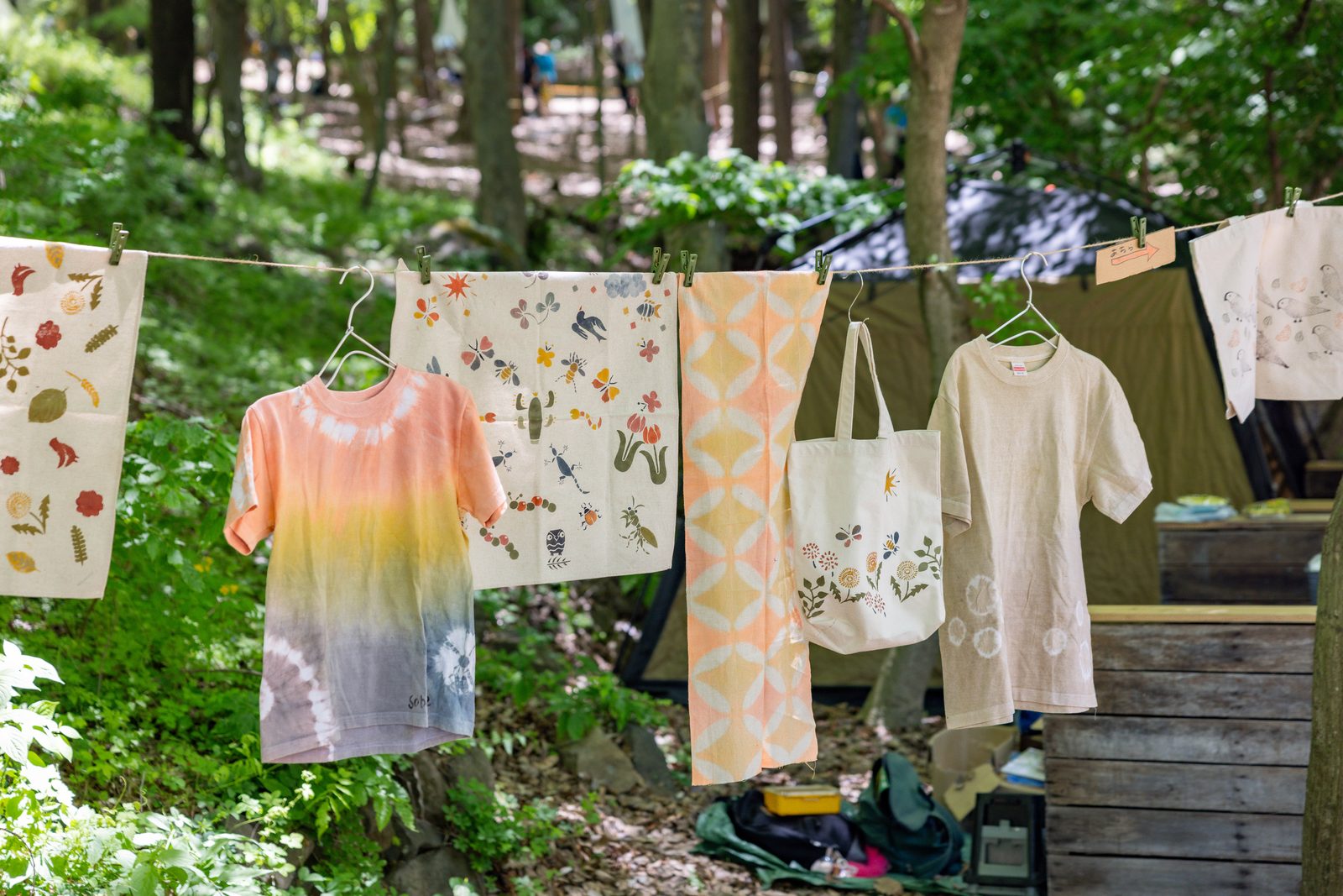 ベンガラ染料で染めたTシャツやトートバッグ